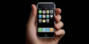 Apple iPhone yang pertama kini berusia 15 tahun 3