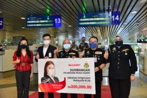 Sharp sumbang 1,000 unit pelindung muka bernilai RM 200,000 kepada Jabatan Imigeresen Malaysia KLIA sempena pembukaan sempadan negara 1