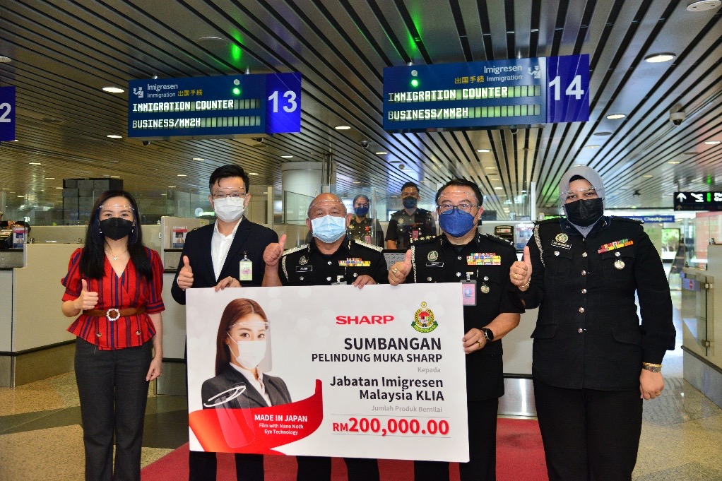 Sharp sumbang 1,000 unit pelindung muka bernilai RM 200,000 kepada Jabatan Imigeresen Malaysia KLIA sempena pembukaan sempadan negara 3