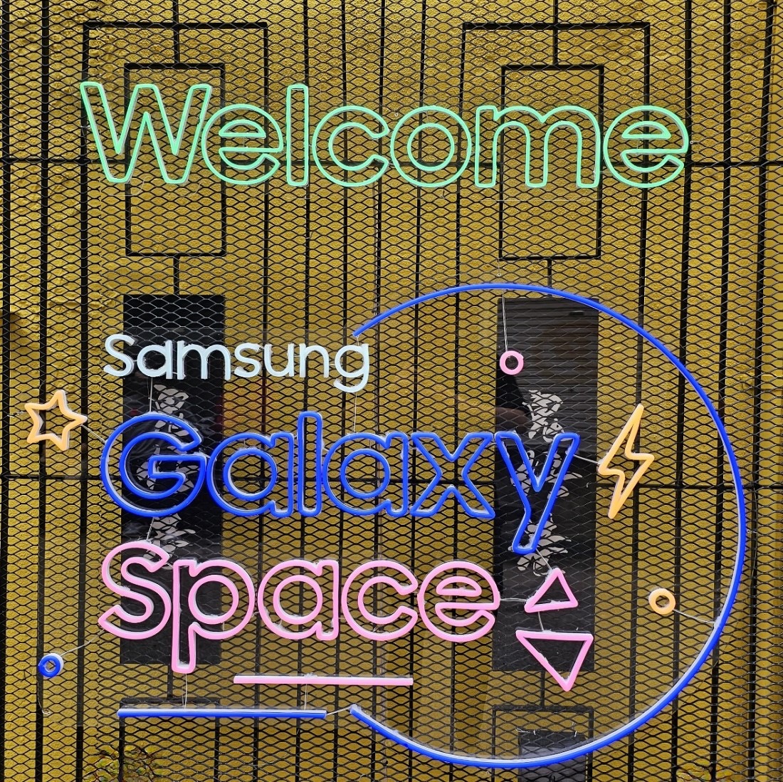 Kunjungi Galaxy Flip Town yang kini dibuka untuk anda alami kehebatan Galaxy Z Fold5 dan Z Flip5 3