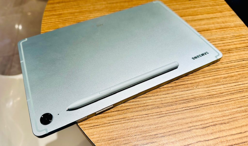 Cara untuk mengecas S Pen pada Galaxy Tab S9 FE