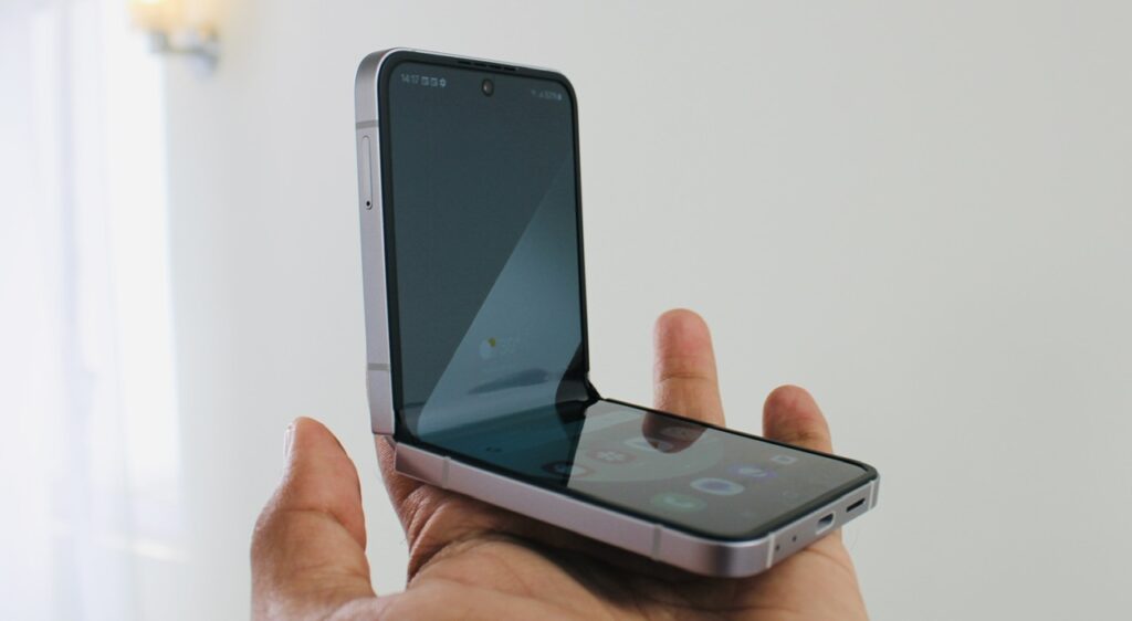 Samsung Galaxy Z Flip6 dilancarkan - sensor utama 50MP dengan bateri lebih besar 5