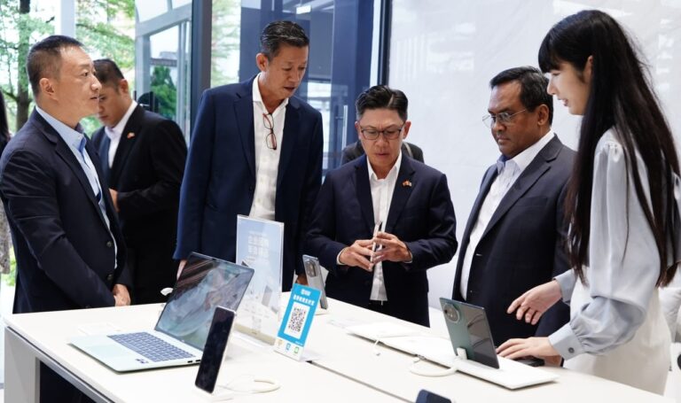 Duta Besar Malaysia ke China lawat kilang AI bagi telefon pintar foldable HONOR 5