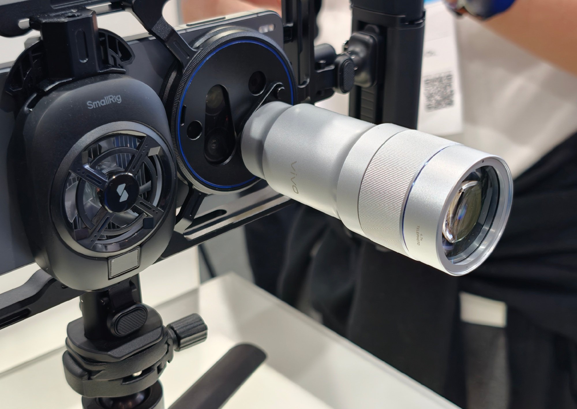 Penampilan Sulung vivo di MWC 2026 menyaksikan penampilan global vivo X300 Ultra bersama 400mm Zeiss Telephoto Extender Kit 3 Penampilan Sulung vivo di MWC 2026 menyaksikan penampilan global vivo X300 Ultra bersama 400mm Zeiss Telephoto Extender Kit 3