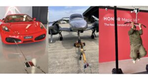 HONOR Magic V6 - Ketahanan Super Steel Hinge diuji dengan menarik pesawat 1.25 tan dan kereta Ferrari 4