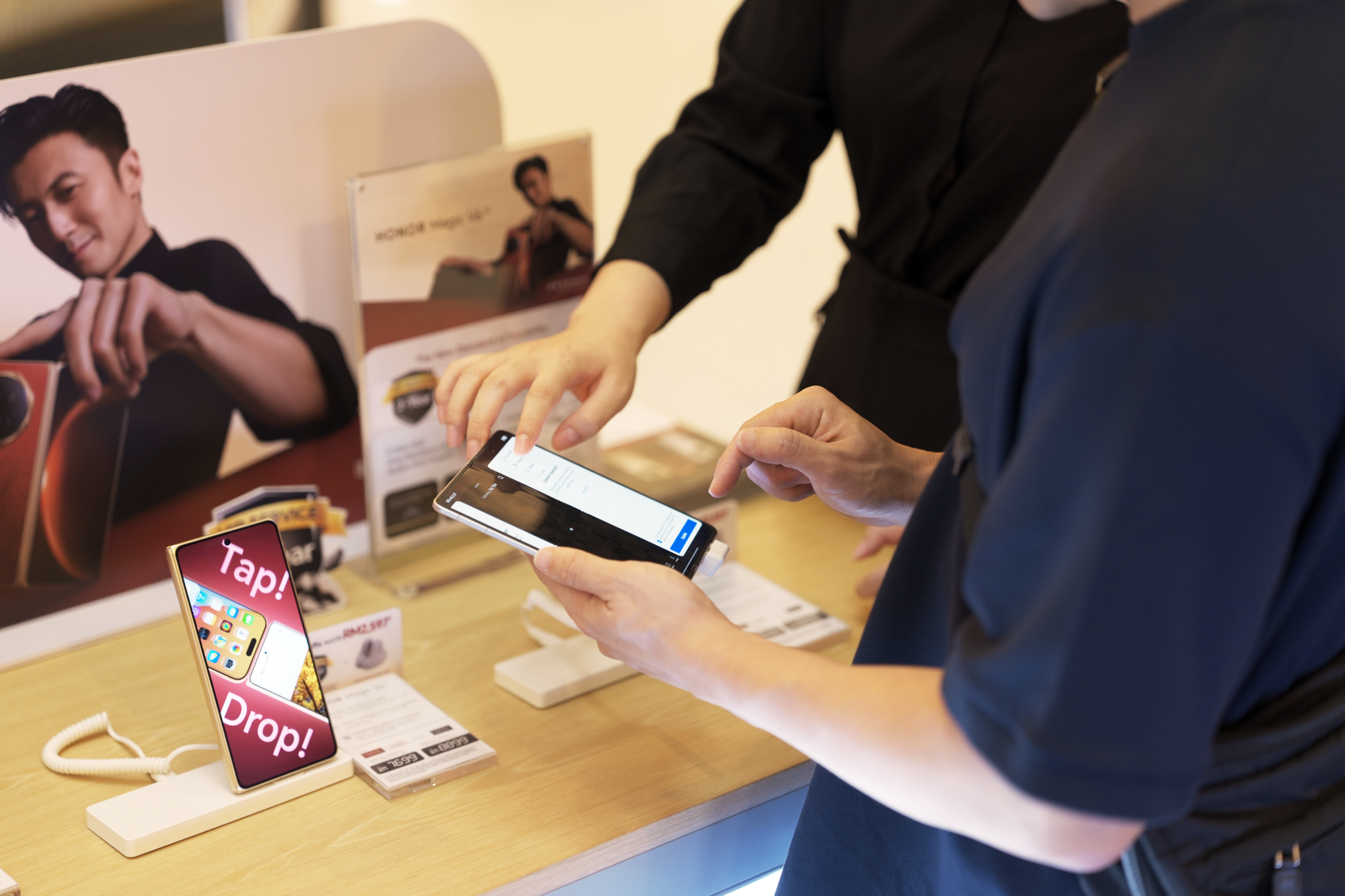 HONOR Mengajak Rakyat Malaysia Merasai Ujian Ketahanan Luar Biasa Magic V6 di Roadshow! 3 HONOR Mengajak Rakyat Malaysia Merasai Ujian Ketahanan Luar Biasa Magic V6 di Roadshow! 3